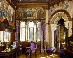 There are beautiful paintings and murals on the ceiling of the king's dressing room. The finishing of the rooms is made with silks of gold and violet 
